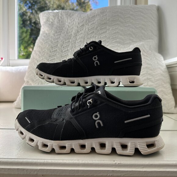 Popular On Cloud Sneakers! Size 8 women's. - Picture 4 of 11